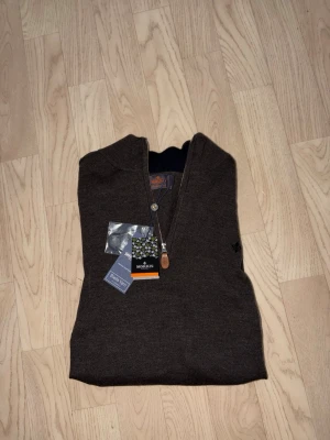 Brun half zip tröja Morris - Helt ny med prislappar, storlek XL men passar L.