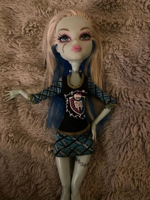 Monster high doll  - Hej, nu säljer jag min Frankie stein docka, hennes hår är lite förstörd som man ser på bilderna men annars finns de inga problem med henne🩷
