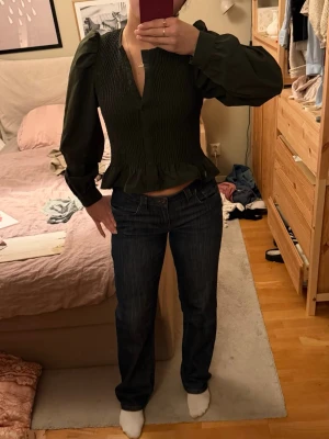 Mörkblå jeans från S.Oliver - Säljer ett par mörkblå jeans från S.Oliver med klassisk femficksmodell och raka ben. Jeansen har låg midja. Kan gå ner i pris vid snabb affär!💕