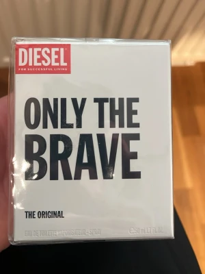 Diesel Only The Brave 50ml - Diesel Only The Brave The Original, Eau de Toilette spray, 50 ml. En ikonisk parfym från Diesel med modern design, perfekt för dig som vill sticka ut. Helt ny plasten kvar på. 50 Ml (full)