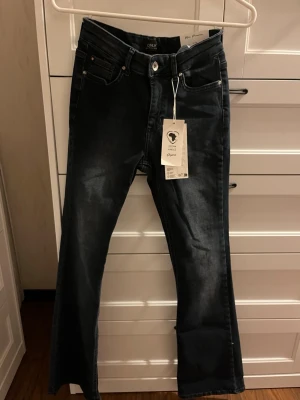 Mörkblå jeans från ONLY - Mörkblå jeans från ONLY Blue Denim med bootcut och midwaist. Helt nya, oanvända!