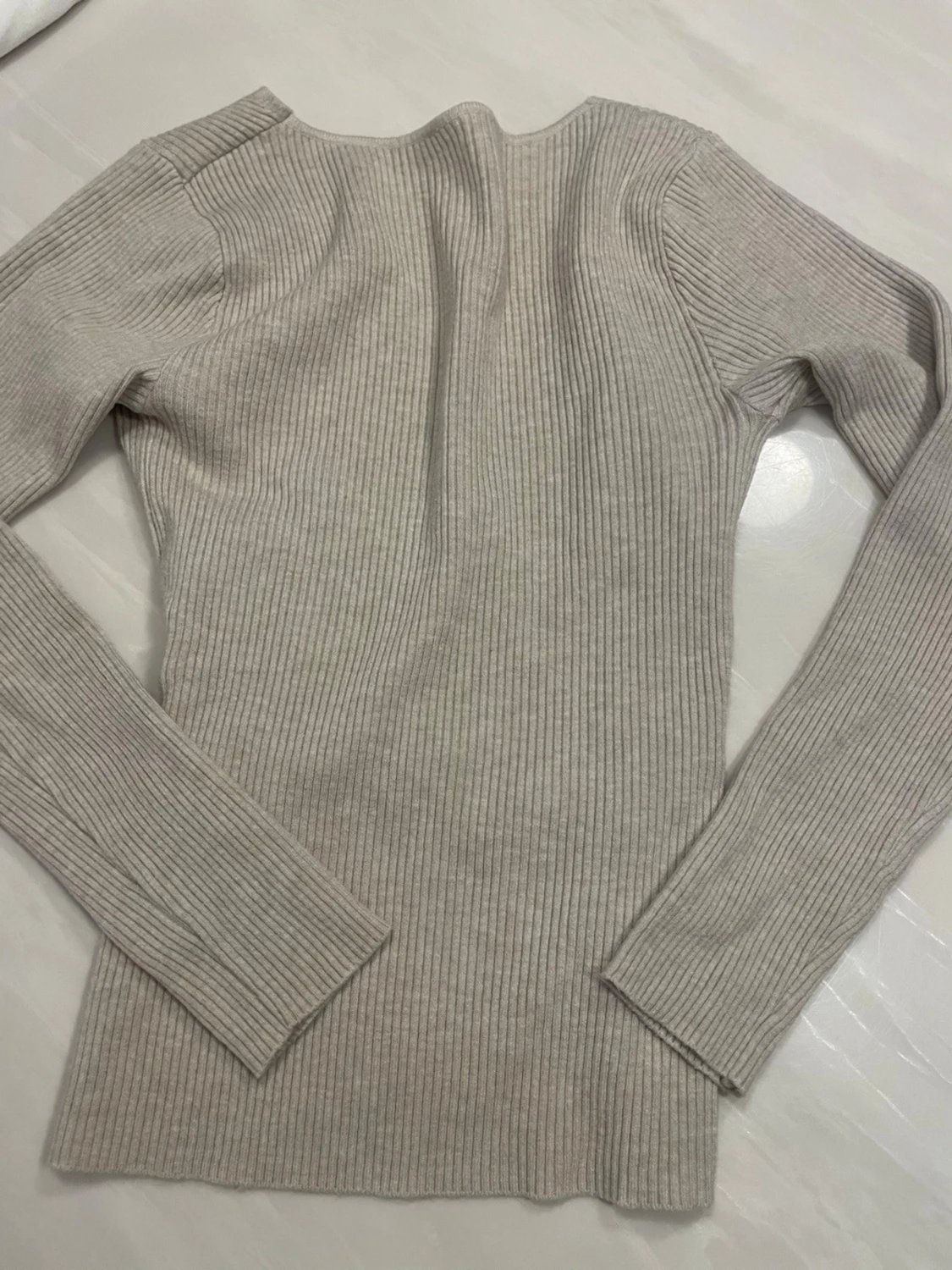 Beige ribbad omlottopp med lång ärm - 1