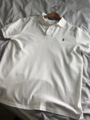 Polo Ralph Lauren Piké Vit - Riktigt snygg pike från Ralph Lauren || Storlek: L kan även passa M || Mycket fint skick, som ny 