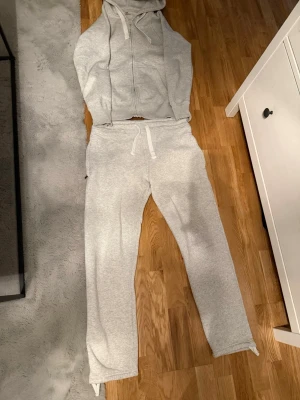 Russemerch set  - Hej säljer detta otroligt snygga set ifrån russemerch. Både tröjan och byxorna är i storlek s.