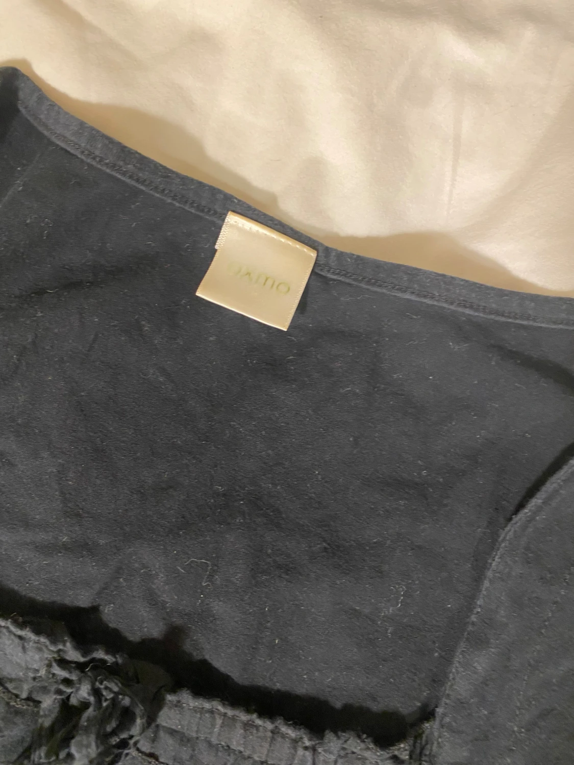 Gullig svart blus / t-shirt med puffärm - 2