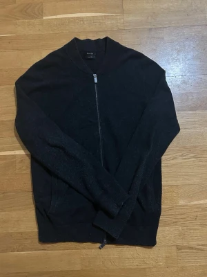 Svart kofta från Massimo Dutti - Svart kofta från Massimo Dutti med hel zip. Passformen är storlek s med sitter som en m och den har en stilren look som funkar till jeans eller t-shirt.