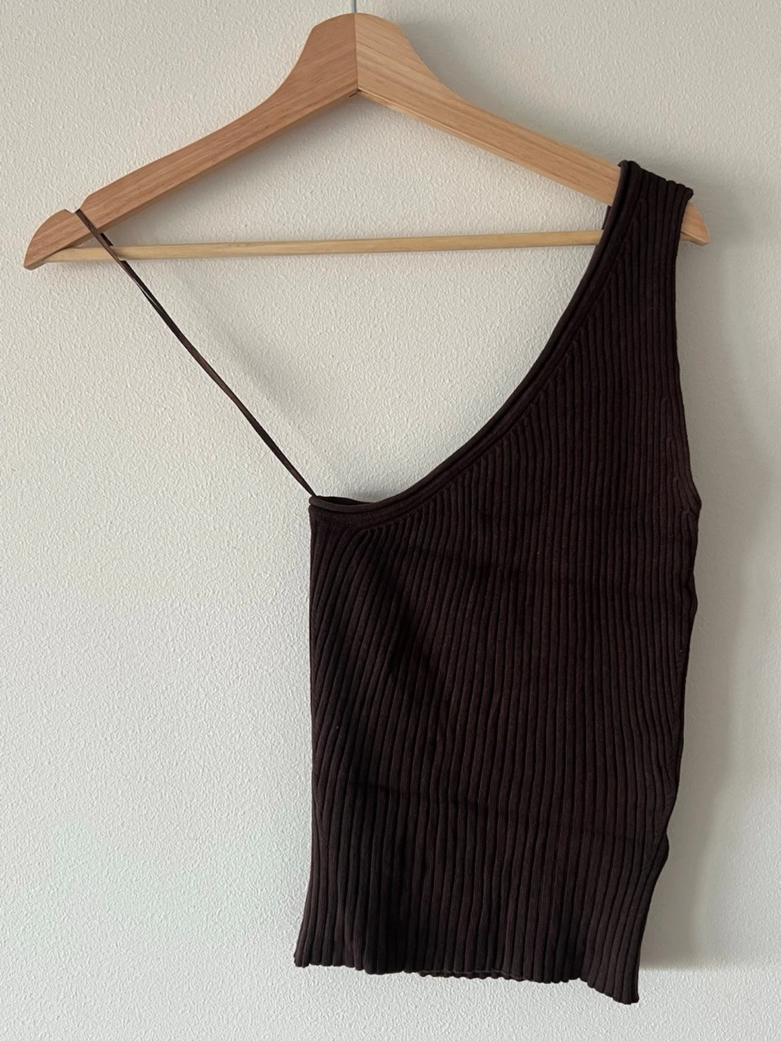 Brun oneshoulder topp från Bik Bok