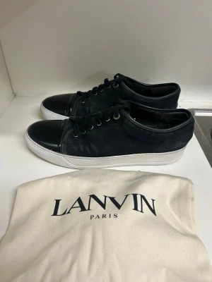 Lanvin skor - Lanvin cap toe i okej skick. Eventuelle defekter finns med på bilderna! Hör av dig vid fler frågor eller bilder! Uk9/43, dustbag ingår. Checka även mina andra annonser!