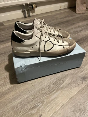 Philippe Model skor  - Säljer nu dessa då dom blivit för små. I helt ok skick men inte det bästa. Box medföljer också. Bara kontakta privat vid funderingar eller fler bilder