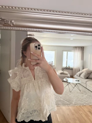 Blus - Jättefin, använd enstaka gång så så gott som ny 🌸Krämvit i färgen 