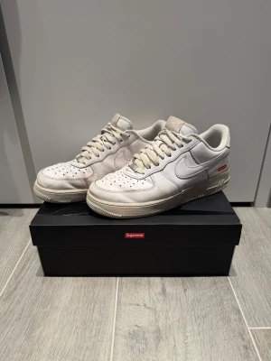 Nike Air Force 1 Supreme  - Säljer dessa Supreme Nike Air Force 1. Skick enligt bilder. Mycket bekväma skor som passar till allt. Original kartong medföljer samt oanvända Supreme snören. Storlek 42,5.