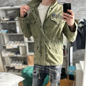 Ralph Lauren field jacket  - Mycket bra skick, inga defekter! Storlek M sitter som M  och passar dig som är mellan 178-185cm ungefär. Nypris ca 5000kr. Modellen är 185 cm, 75kg. Passar bra nu till våren! Skriv för mer information!🤝