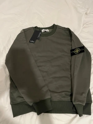 Stone isssland sweatshirt militärgrön - Stone isssland sweatshirt militärgrön helt ny väldigt snygg och färg rekommenderar finns mer saker i min proffil TikTok:Scandinavia_market