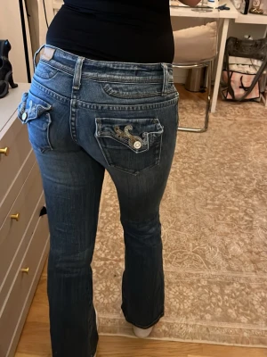 Vintage bootcut lågmidjade jeans - Super cute vigoss jeans with pocket details  📏waist:37cm  innerleg:77cm  total lenght:91  🚚1-2 days before shipping  Zipper is unfortunatley broken