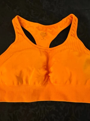 Casall bh M orange  - BH i bra skick M, polyester 95% , elastan 5 % , 