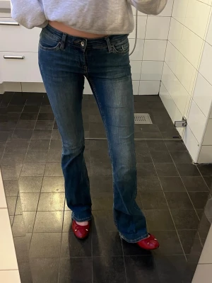 Blå bootcut jeans från ONLY - Lågmidjade jeans från only💖 strl xs