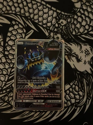 Pokémon kort - Säljer denna Guzzlord GX för ett bra pris den är väll behandlad men kommer ej med sleeve
