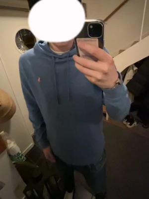 Ljusblå Polo Ralph Lauren hoodie  - Tjena! säljer nu min polo Ralph lauren hoodie, hoodie är i storlek M och har en härlig unik ljusblå färg, hör av er vid minsta fundering 💭 