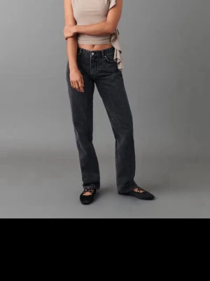 Svarta jeans från Gina - Så snygga raka lågmidjade jeans från Gina i strl 34! Bara att höra av dig vid frågor!💛