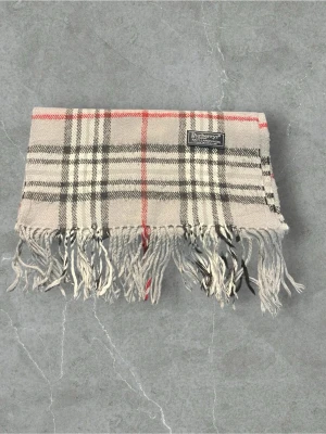 Burberry scarf/halsduk  - Säljer en fet burbery scarf i färgen grå,skick:8/10, Pris:349, självklart äkta, vid frågor eller funderingar är de bara och höra av sig ‼️