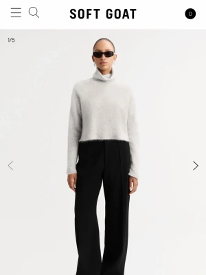 Soft Goat Brushed Turtleneck  - Polo tröja från Soft Goat i borstad cashmere. Använd typ 3 gånger. Nypris 3 695kr.