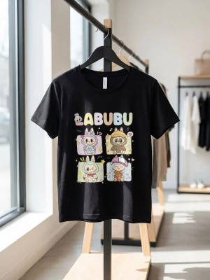 Svart LABUBU t-shirt med söt print - Svart t-shirt med färgglad och gullig LABUBU-tryck framtill. Motivet visar fyra tecknade djurfigurer i pastellfärger och texten LABUBU i stora bokstäver. Klassisk rund hals och korta ärmar. Perfekt för dig som gillar kawaii-stil och vill sticka ut.