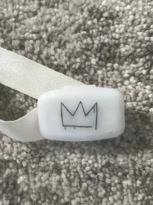 Hov1 armband konsert 2023 - Säljer ett hov1 armband från konserten 2023!💓lyser inte längre då den är radiostyrd!!💓 