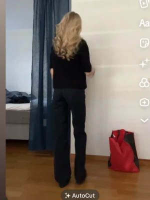 Svarta raka jeans från NA-KD - Säljer ett par mörkgråa jeans från NA-KD me Jeansen har raka ben och låg midja. Använda 1-3 gånger. Passar mig som är 170cm lång. 1100-010838-0366 