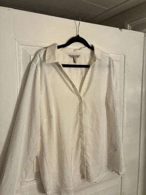Vit klassisk skjorta från H&M - Säljer en vit skjorta från H&M i storlek 46. Skjortan har klassisk krage, långa ärmar med manschett och knappar framtill. Materialet känns mjukt och lätt, perfekt till många olika looks. Enkel och stilren design som alltid funkar.