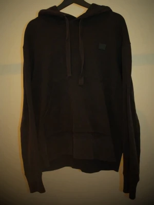 Acne hoodie marinblå regular fit - • Storlek: L • Skick: mycket fint, inga defekter • Nypris: 2500kr  Hör av dig om du har frågor om plagget eller annat!  Kan skickas direkt 💌 Kika gärna på mina andra annonser – samfrakt går bra!