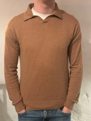 Brun långärmad stickad tröja - Säljer en stilren brun stickad tröja med klassisk krage och lång ärm. Tröjan har en enkel och clean look utan mönster eller detaljer, perfekt till jeans eller chinos. Materialet känns mjukt och följsamt, och passformen är normal. Märke These Glory Days. Ny pris 1000kr, vårt pris 199kr. Nytt skick ✅. Hör vad dig vid funderingar 📩