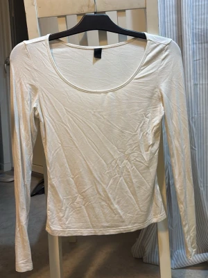 Långärmad vit tröja - Tight vit långärmad tröja, väldigt stretchig i materialet! 