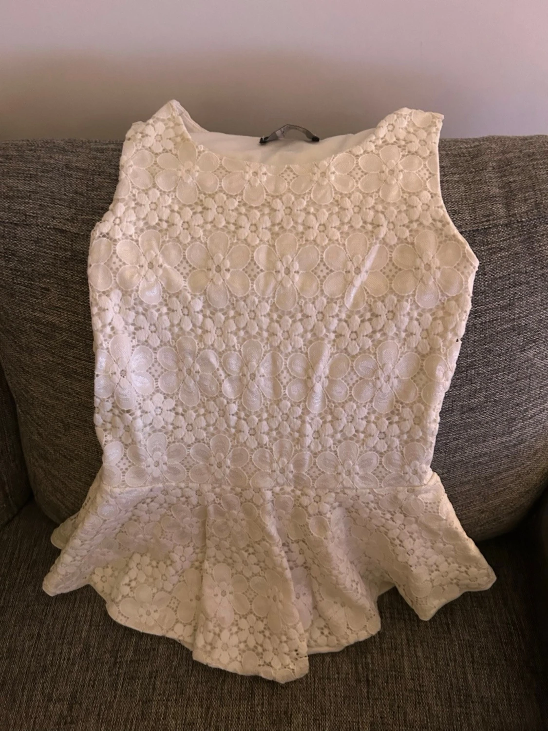 Vit spetstopp med volang