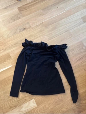 Fest topp - Skit snygg svart off shoulder volang topp knappt använd. Pris kan diskuteras 