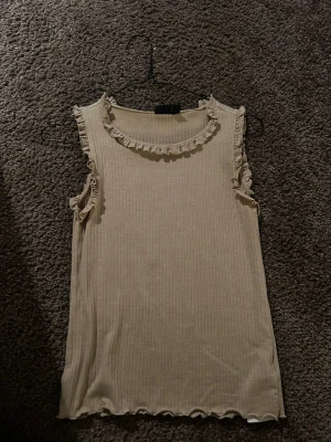 Finare linne  - Linne i strl 152 men passar mig med strl xs. Med volangdetaljer har en liten fläck men inget man tänker på 