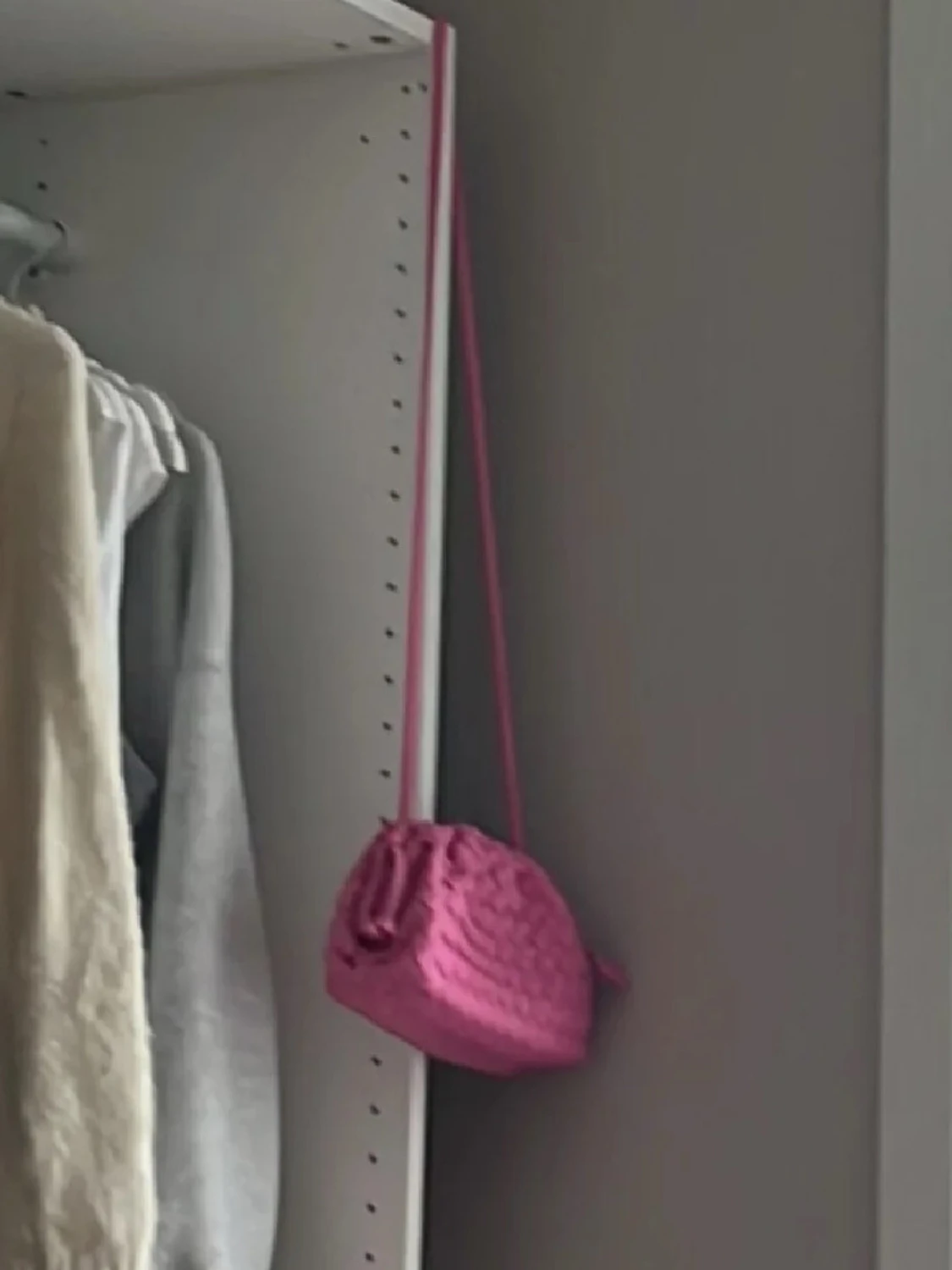 Rosa flätad axelväska  - 1