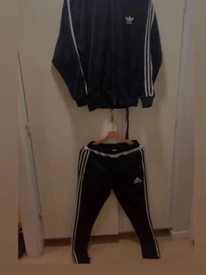 Super fin Adidas sett  - Som nyskick koftan är storlek M och byxorna är storlek S