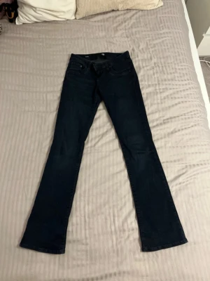 Mörkblå bootcut jeans från LTB  - Säljer ett par mörkblå/ svarta lowwaist bootcut jeans från LTB, modell Valerie. storlek 25/32 men väldigt stretchiga- passar 26/27!  bilderna är lånade från den jag köpte ifrån!!