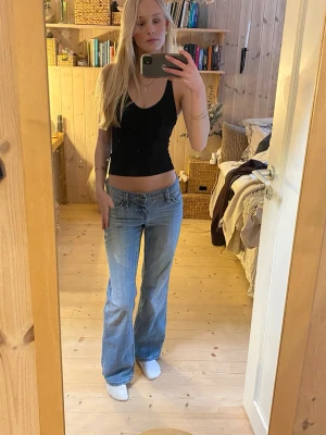 Vintage espirit jeans - Säljer ett par ljusblå jeans från espirit med bootcut/straight passform och låg midja. Jeansen har snygga sömmar och är tillverkade i mjukt denimtyg. Perfekta för dig som gillar en avslappnad och trendig look.