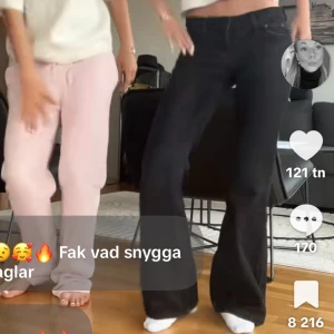 Svarta jeans  - Säljer dessa fina svarta jeans, bilderna är tagna från min TikTok! Som nya💕längd: 32