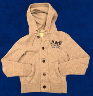 Abercrombie and fitch - Otroligt snygg cardigan tyvärr hål i vänster armen som syns på bilden 