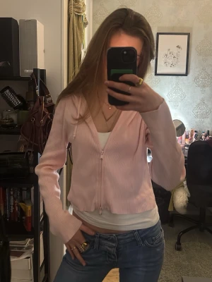 Rosa zip up  - Zip up hoodie, har två blixtlås vilket gör att man kan ha den halvt stängd och halvt öppen samtidigt, som visat i 4e bilden🥰