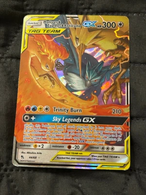 Pokémon kort  Moltres & Zapdos & Articuno GX - Det här kortet är en Moltres & Zapdos & Articuno GX (44/68) från setet Hidden Fates (2019), en Ultra Rare TAG TEAM-kort med vacker holo-illustration. Helt nytt skick och lågt pris