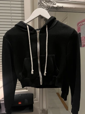 Black Cropped hoodie  - Svart kort kofta  