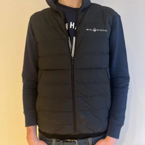 Sail Racing väst 160cm - Snygg Sail racing väst i storlek 160 XS/S. För mer info / priser / bilder så är det bara att höra av sig.