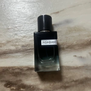 Yves Saint Laurent parfymflaska - Stilren parfym från Yves Saint Laurent. Flaskan rymmer 30 ml och är tillverkad i Frankrike. Perfekt för dig som vill ha en ikonisk doft i samlingen.OBS! Boxen kommer inte med om du köper