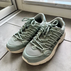 Mintgröna sneakers från MCQ strl 37 - Säljer ett par chunky mintgröna sneakers från MCQ i storlek 37. Skorna har mesh och syntetdetaljer, cool snörning och vit sula med färgdetaljer på sidan. Perfekta för dig som gillar streetstyle och vill sticka ut med en unik färg.
