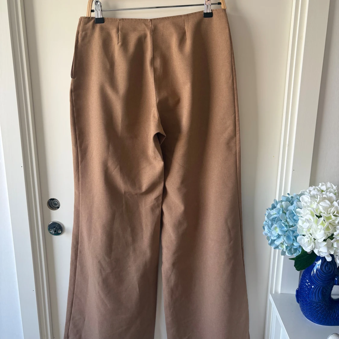 Beiga wide byxor från ONLY - 2