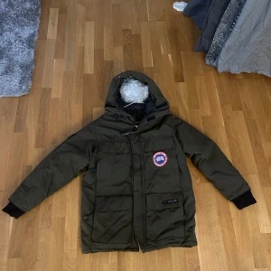 Canada goose jacka - En Canada goose jacka i storlek m som nyss blev kemtvättad. Den är äkta och köpte för några år sedan. Pris kan diskuteras vid snabb och smidig affär