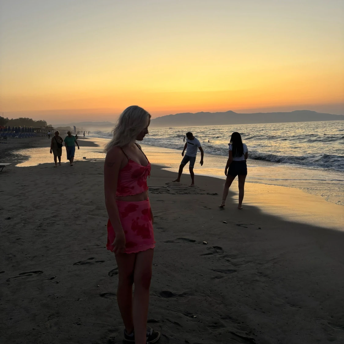 säljer nu detta rosa set med linne/topp och kjol